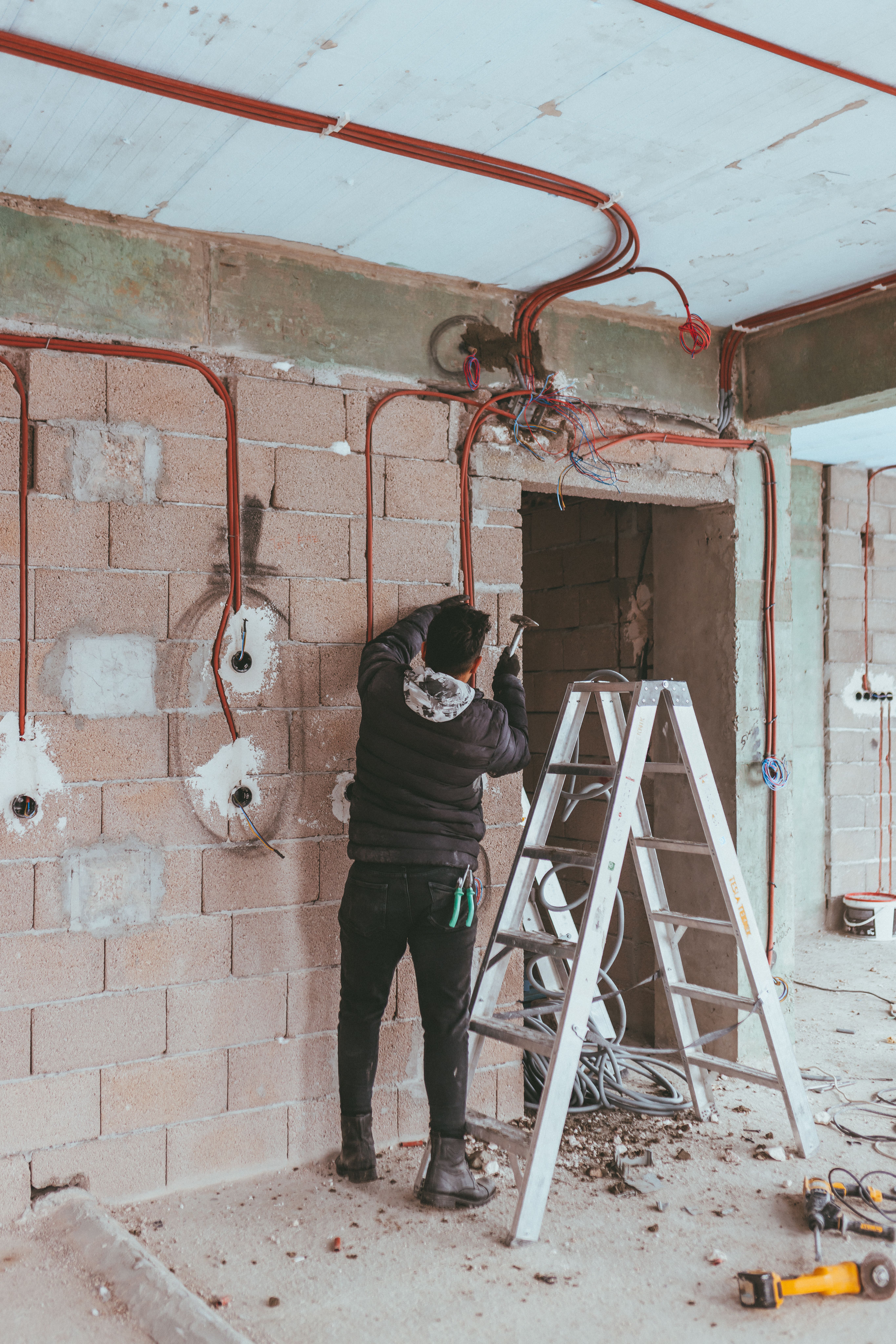Electricista realizando instalación a normativa en Valladolid — Reformas Montero